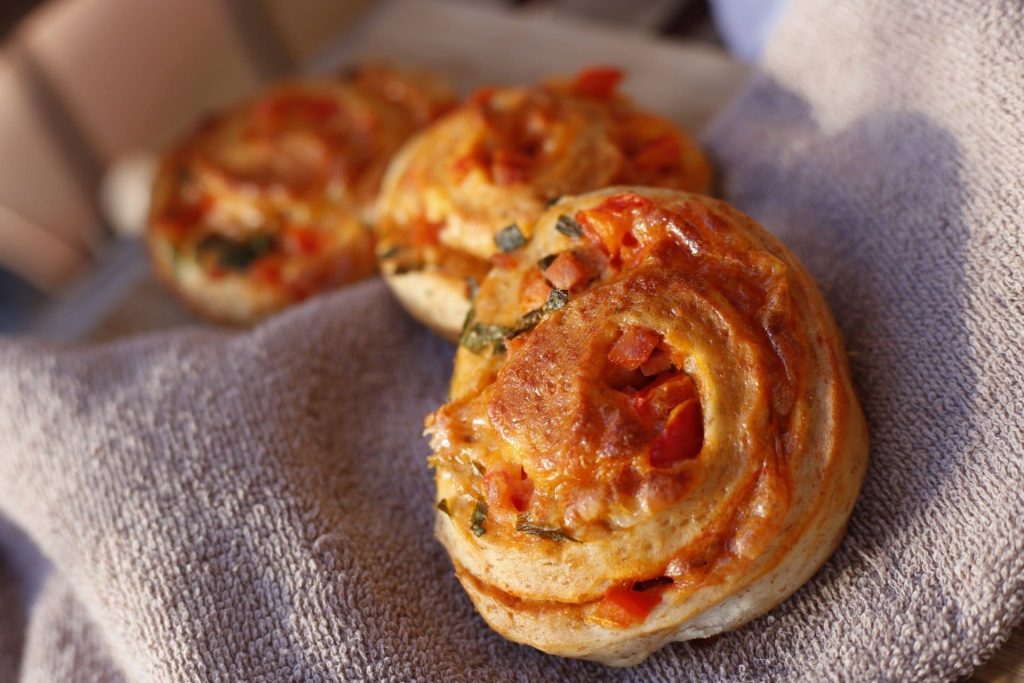 Pizzaschnecken mit Schinken und Paprika aus Hefeteig