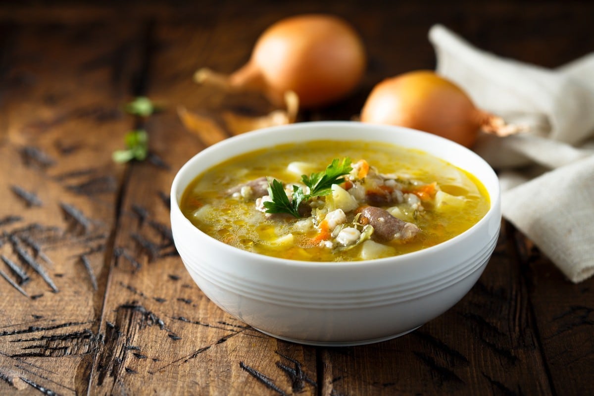 Rassolnik – Salzgurkensuppe mit Hähnchen Innereien und Perlgraupen