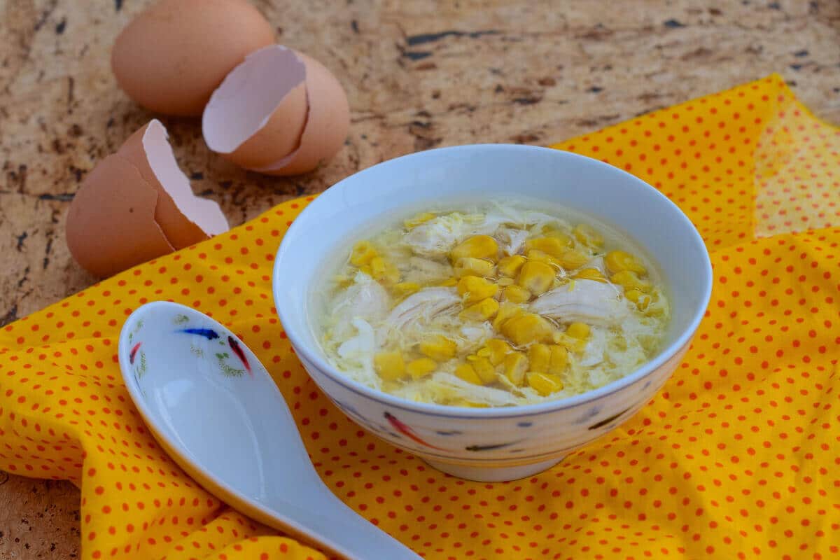 Reichhaltige Hühnersuppe mit Mais