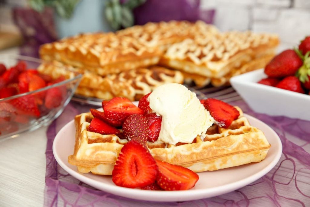 Saftige Waffeln mit Eiscreme und Erdbeeren