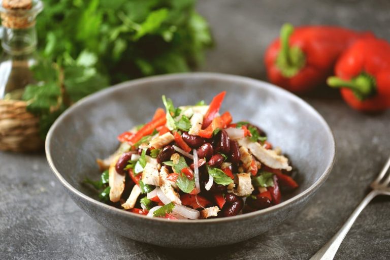 Saftiger Hähnchensalat mit Bohnen, Paprika, Nüssen und Essig Öl Dressing