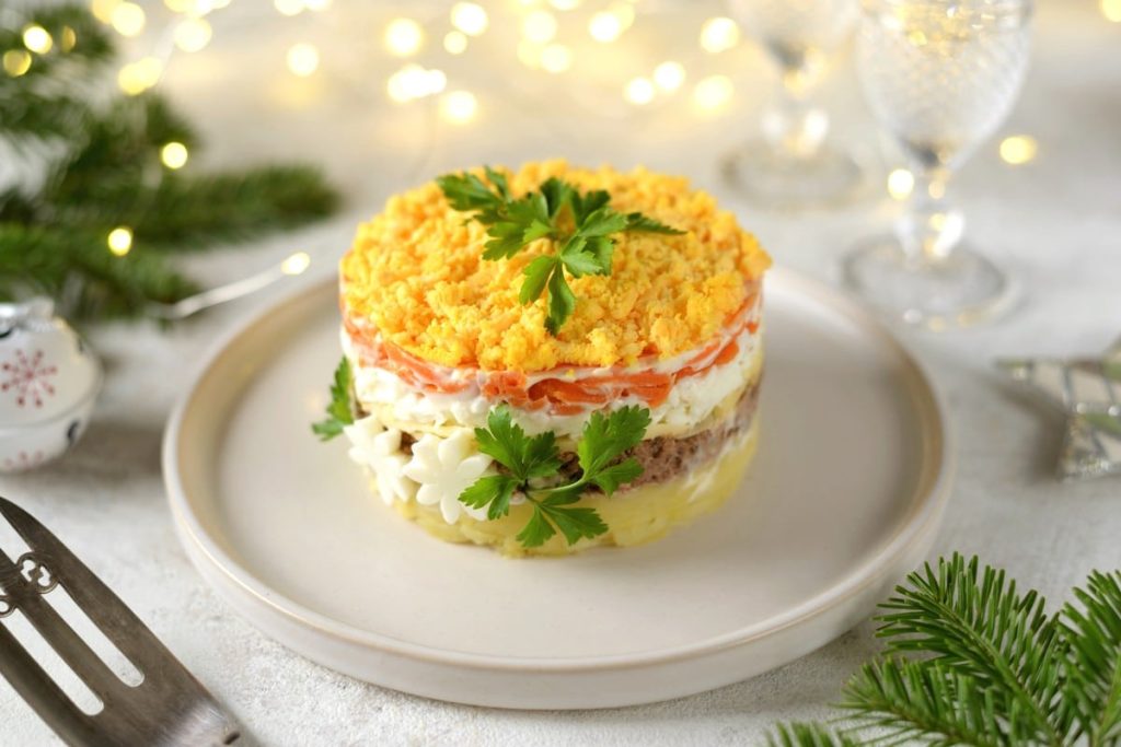 Saftiger Schichtsalat „Mimosa“ mit Thunfisch, Gemüse und Käse