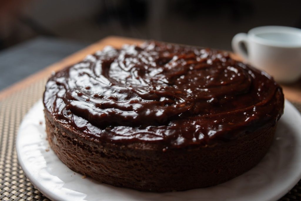 Saftiger Schokoladenkuchen mit Bananen und Schokoglasur