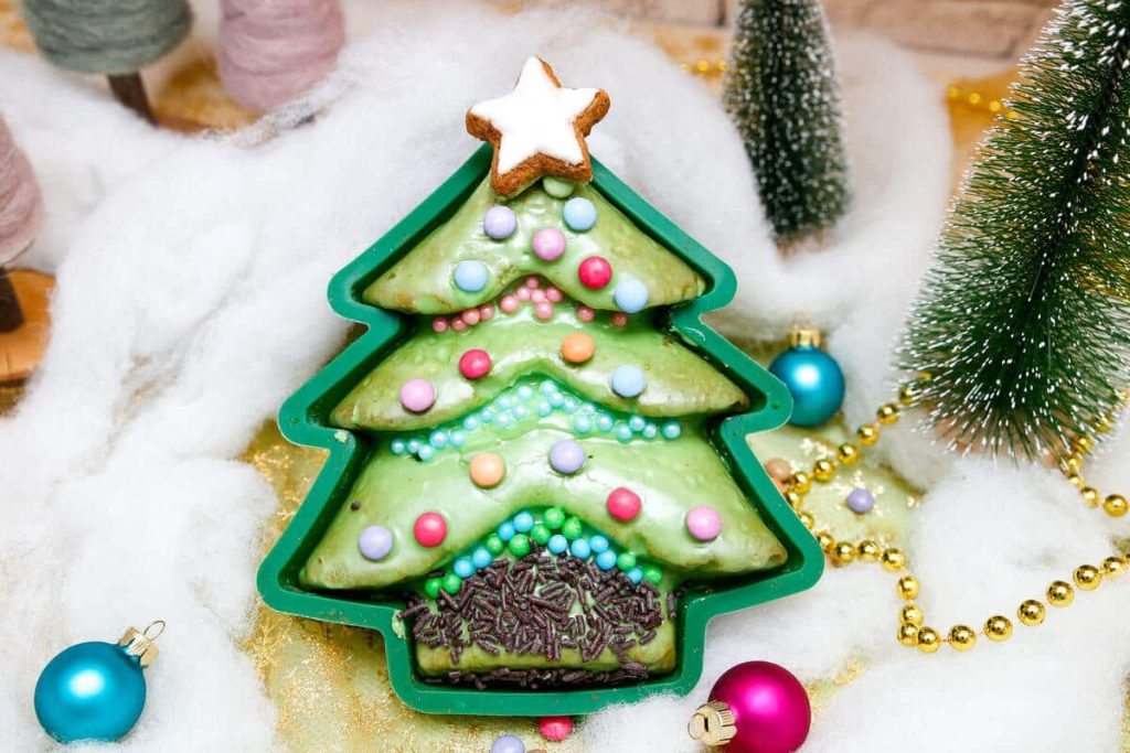 Saftiger Weihnachtskuchen Tannenbaum mit Zuckerglasur