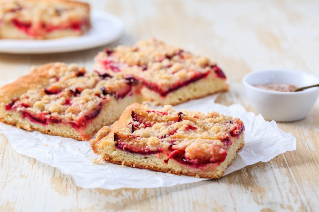 Saftiger Zwetschgenkuchen mit nussigen Streuseln