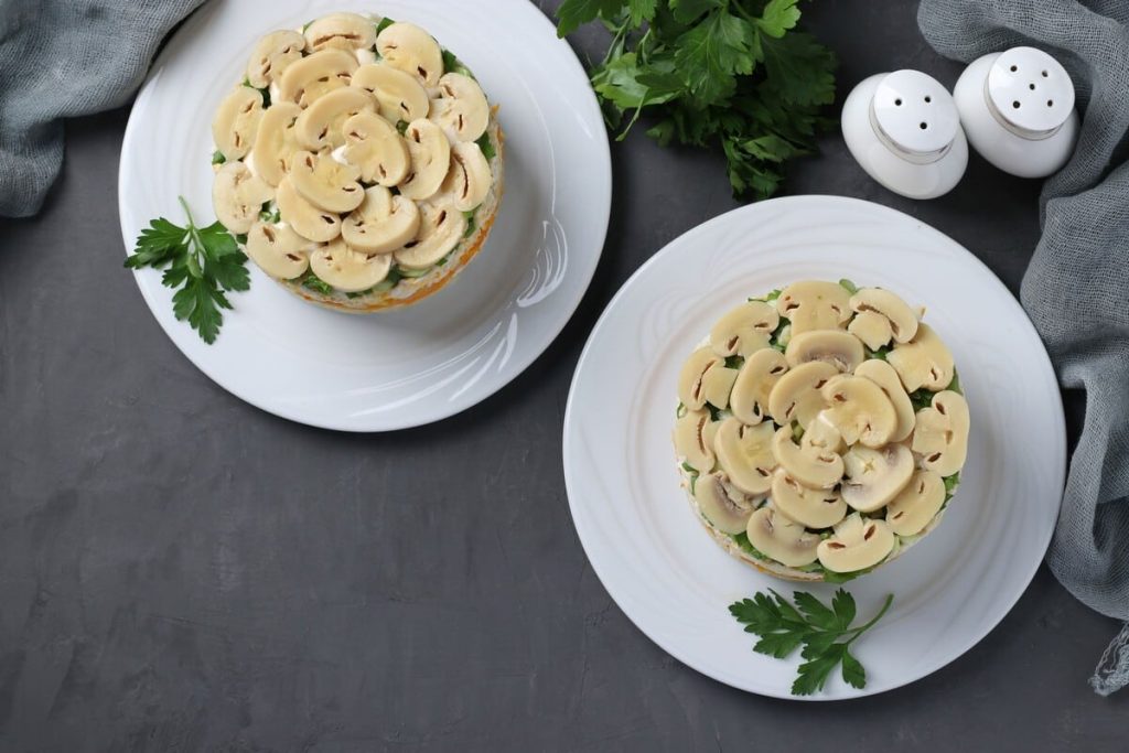 Schichtsalat mit Champignons