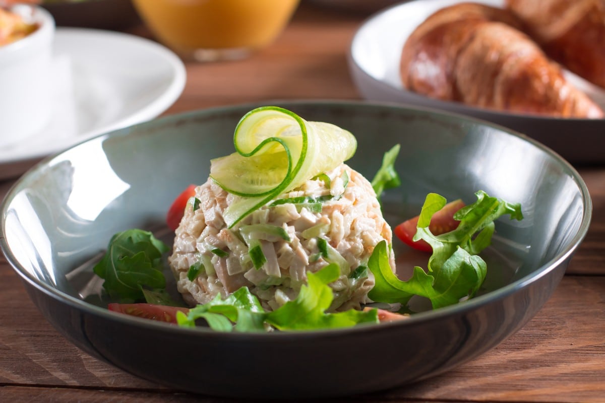 Schinkensalat mit Eierpfannkuchen und Gurken