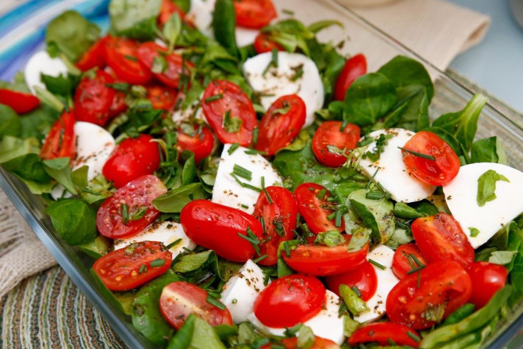 Schneller Caprese Salat aus Tomaten und Mozzarella auf Feldsalat