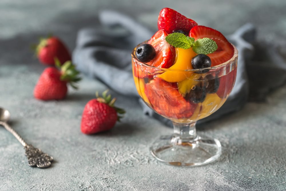 Schneller Obstsalat mit Pfirsichen, Erdbeeren und Minze