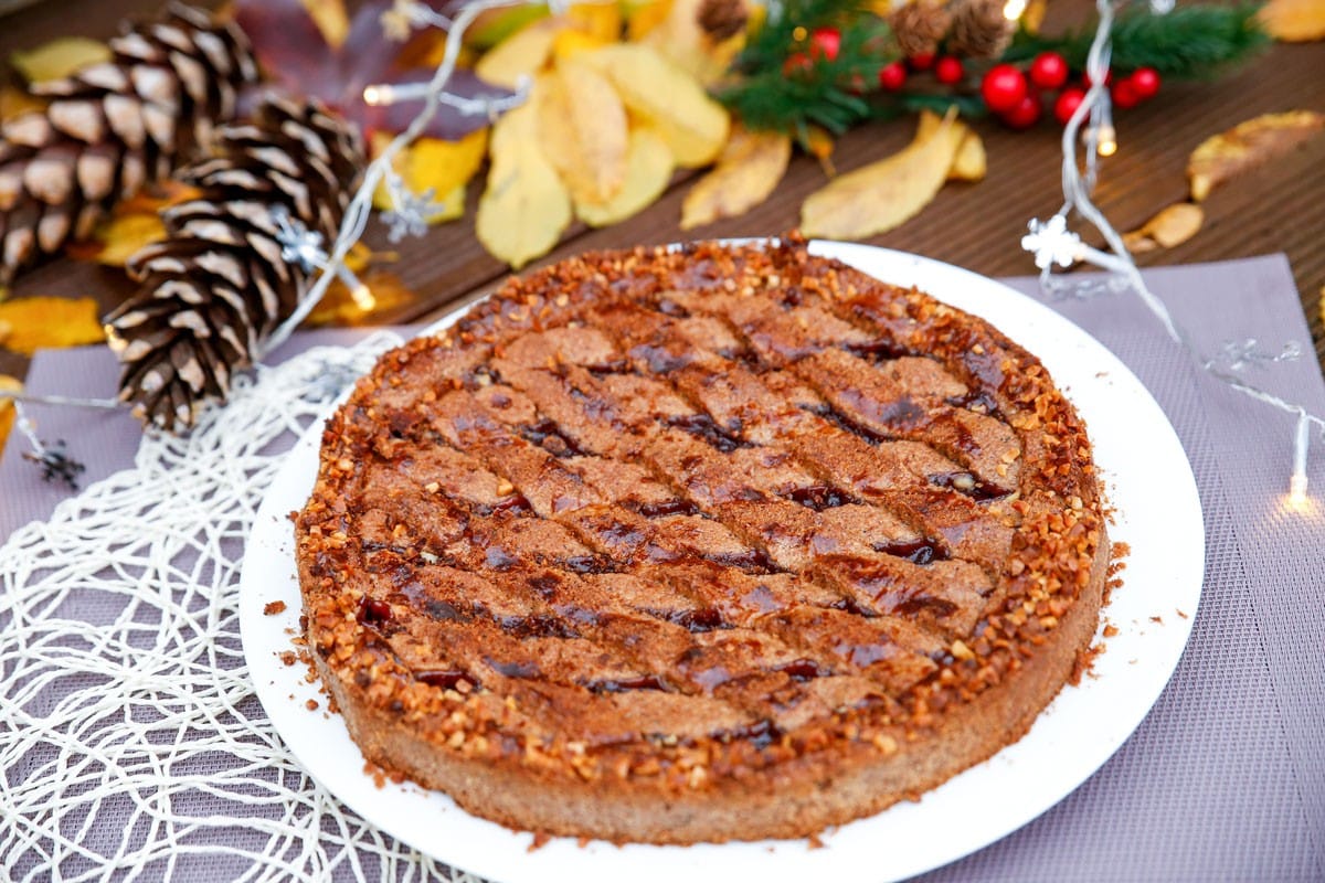 Schokoladige Linzertorte mit Kirschmarmelade und Mandeln