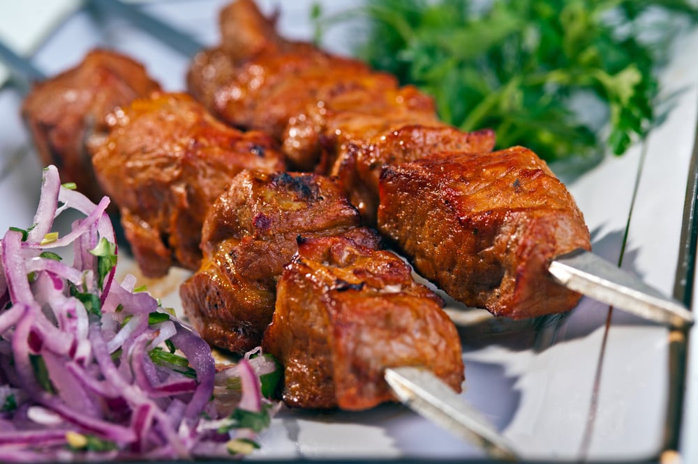 Schweinefleisch Schaschlik mit Zwiebeln in Tomatenmarinade