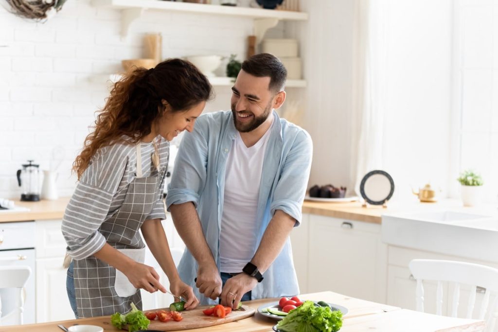 So wird die Küche zum Wohlfühlraum|Farben wirken auf den Appetit|Auf die Beleuchtung kommt es an|Pflanzen bringen Lebendigkeit|Auch Kleinigkeiten lassen Küchen ungemütlich wirken