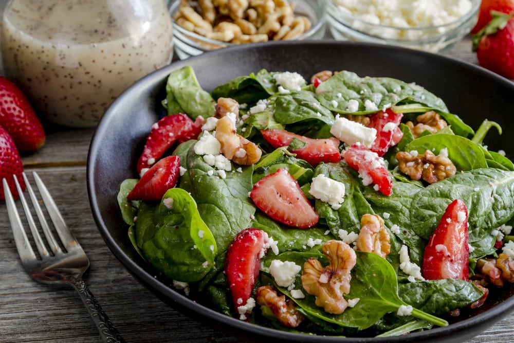 Sommersalat mit Erdbeeren