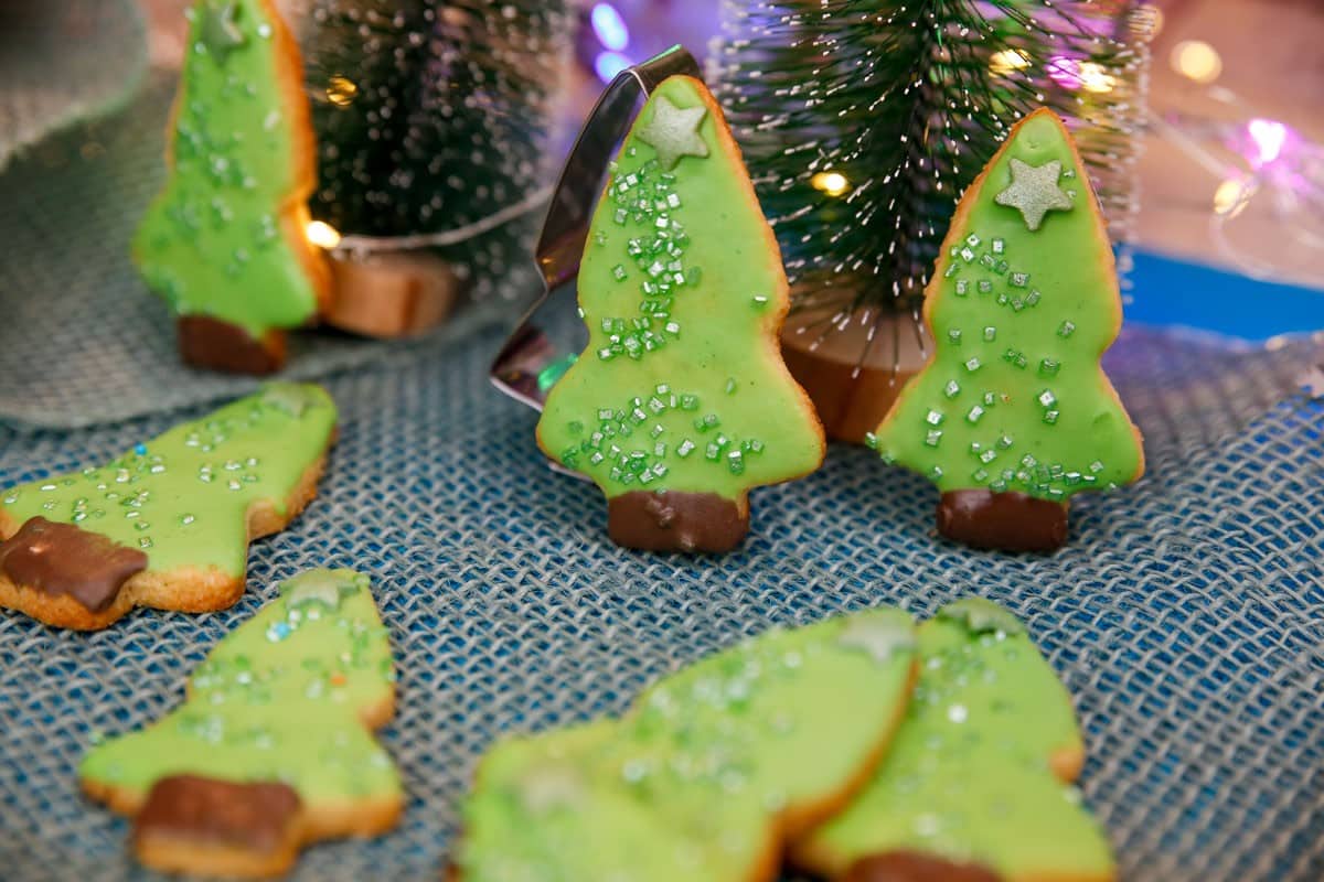 Süße Tannenbaum Plätzchen mit Zuckerguss und Streuseln