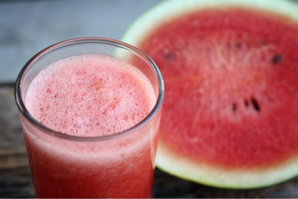 Süße erfrischende Wassermelonen Limonade mit Zitrone