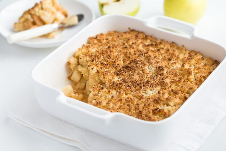 Süßer Apfelauflauf mit Zwieback als Dessert