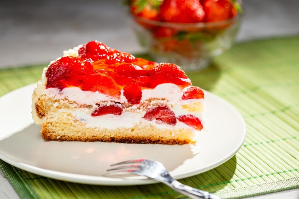 Traumhafter Erdbeerkuchen mit Sahnecreme und Tortenguss