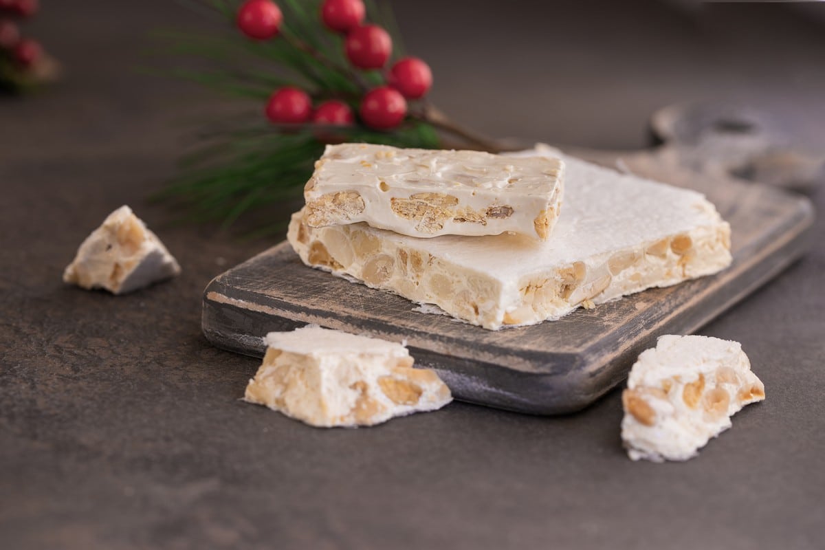 Turrón - Spanisches Weihnachtsdessert aus weißen Nougat