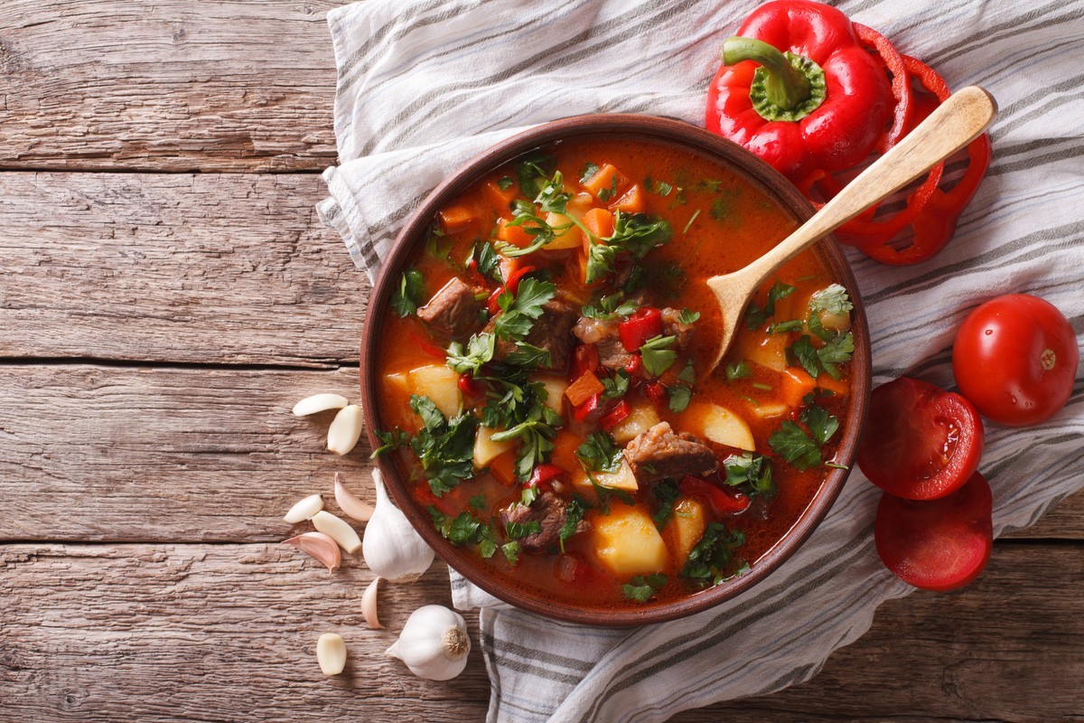 Ungarische Rindfleischsuppe mit Kartoffeln