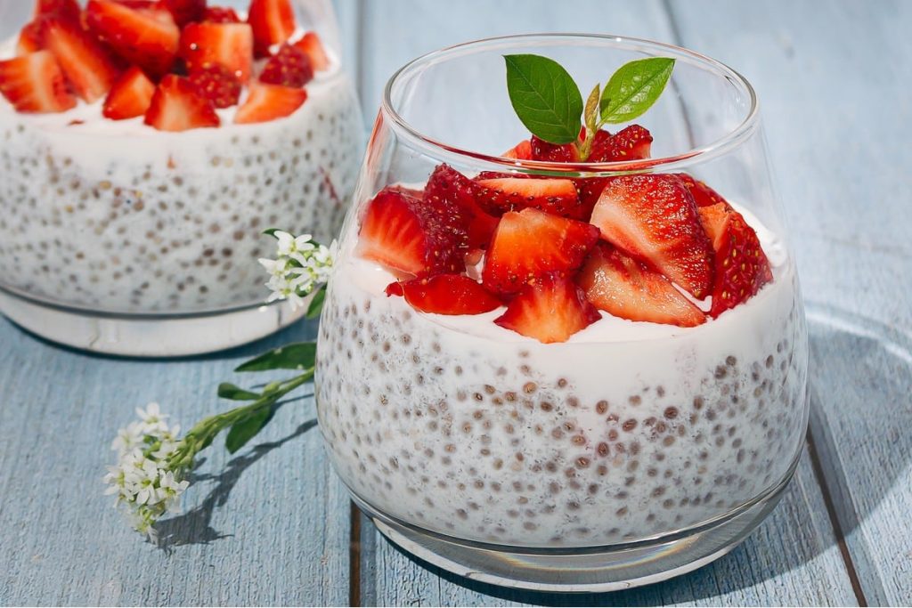 Veganer Chiapudding mit Erdbeeren und Mandeln