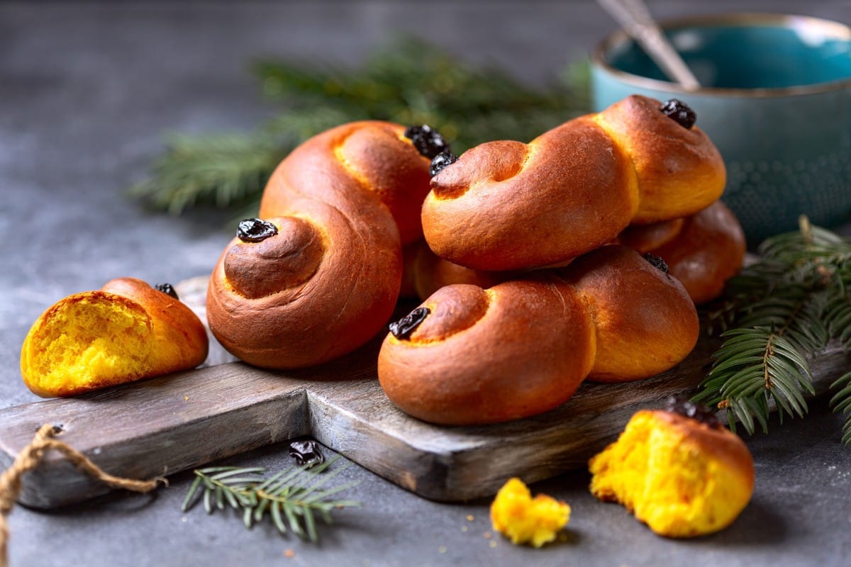 Weiche Weihnachtsbrötchen mit Safran und Rosinen aus Hefeteig