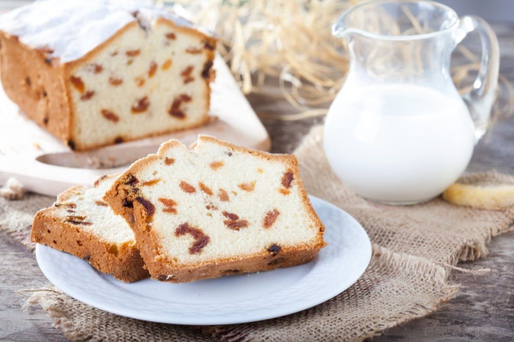 Weicher Rosinenkuchen mit Kefir und Vanille