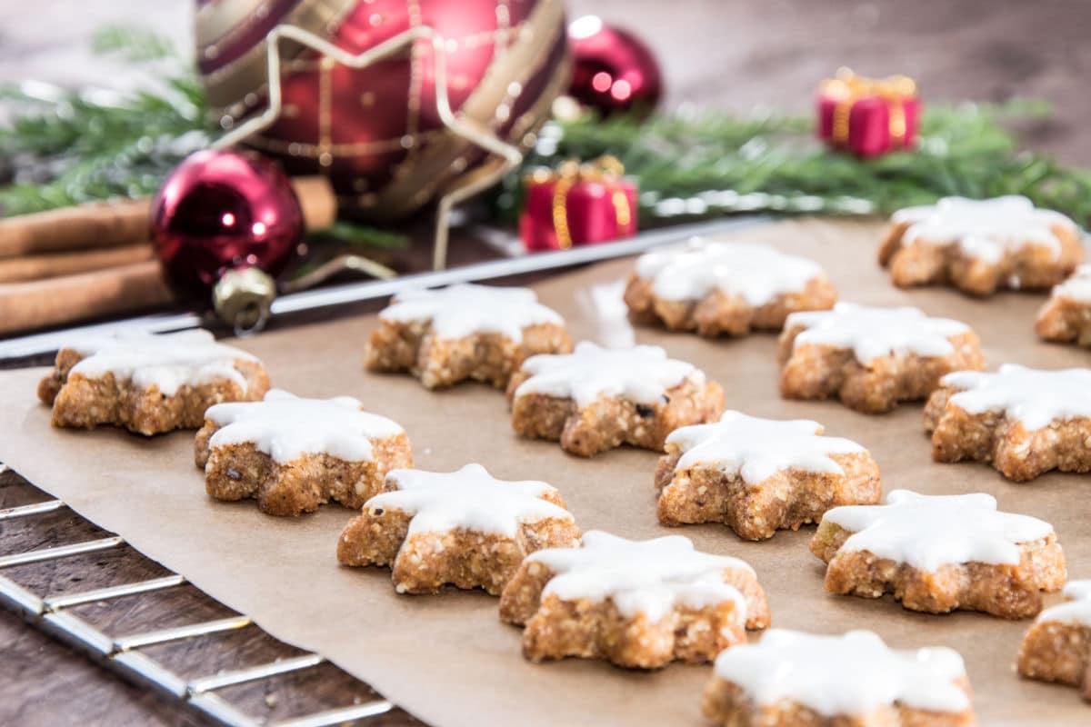 Weihnachtliche Zimtsterne mit Eiweißglasur