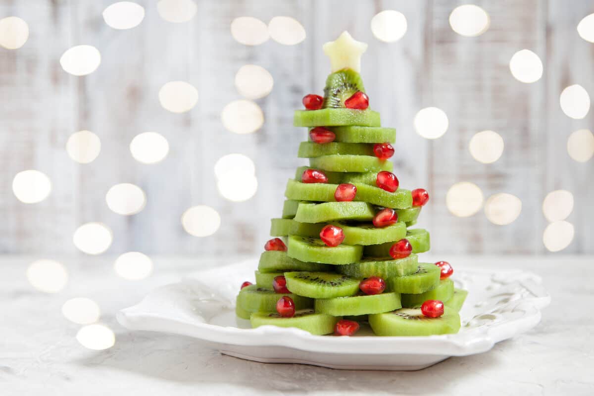 Weihnachtsdessert Tannenbaum aus Kiwi und Granatapfelkernen