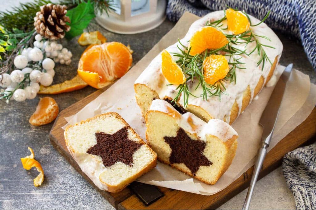 Weihnachtskuchen mit Zuckerguss und Mandarinen