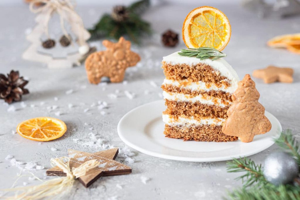 Weihnachtstorte mit Frischkäse Frosting und Lebkuchengewürz