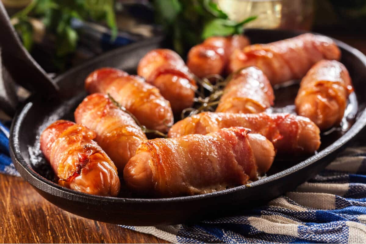 Würstchen im Schlafrock mit Speck - Eine tolle Vorspeise für echte Fleischliebhaber