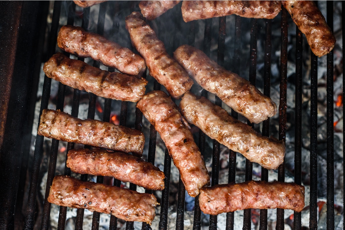 Würzige Cevapcici mit Curry und Chili vom Grill