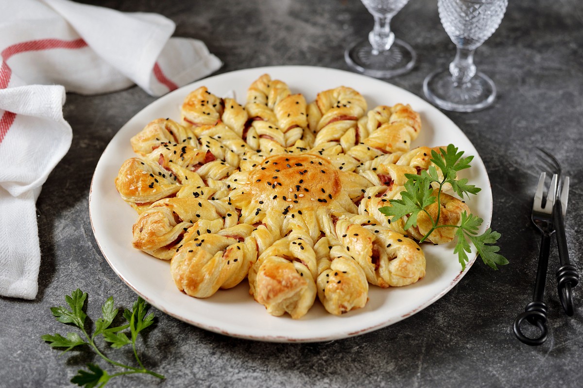 Würziger Blätterteigkuchen mit Schinken und Käse