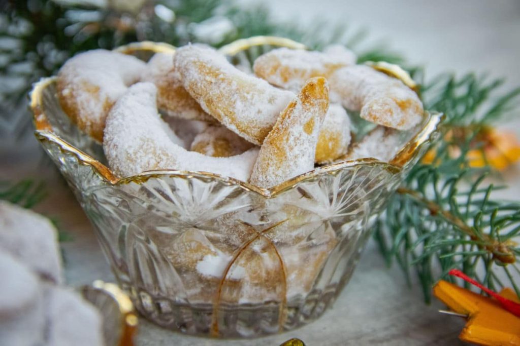 Zarte Vanillekipferl mit Haselnüssen und Rum