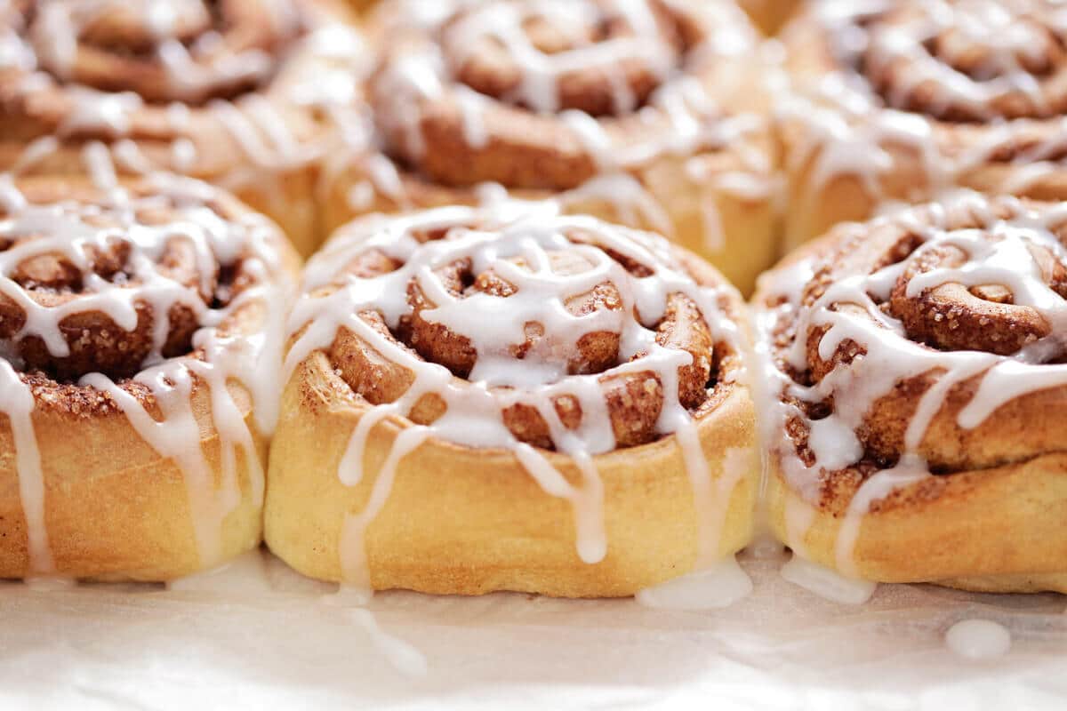 Zarte Zimtschnecken mit Nüssen und Zuckerguss