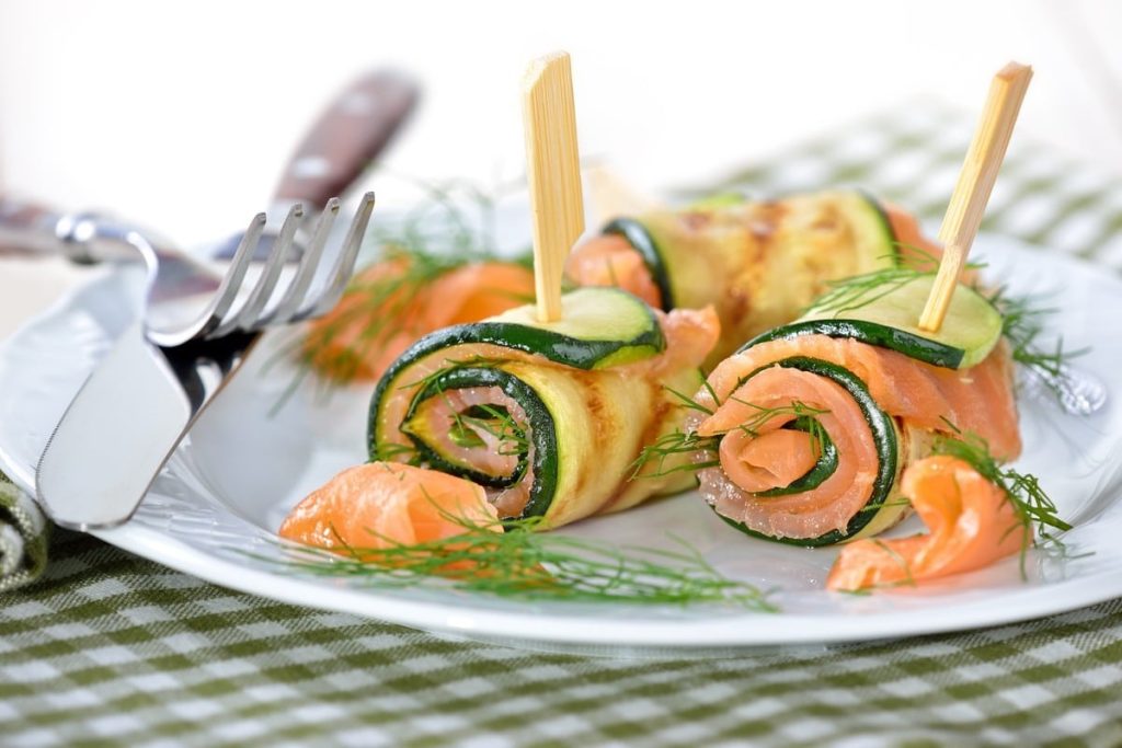 Zarte Zucchiniröllchen mit Lachs und Dill