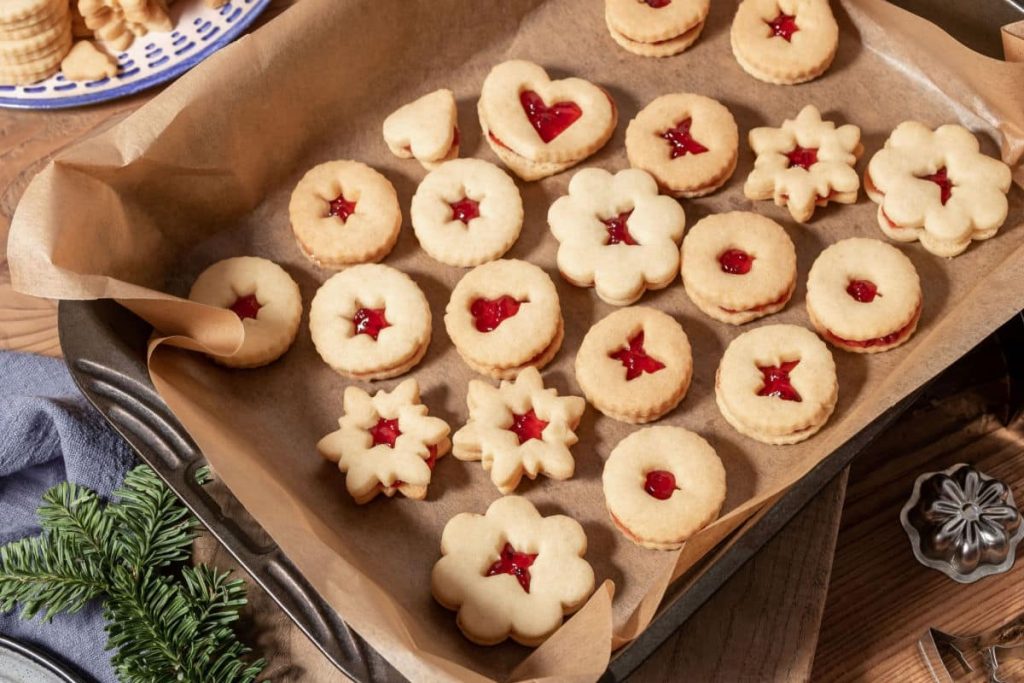 Würzige Lebkuchenmännchen Plätzchen mit Zuckerglasur zu Adventszeit