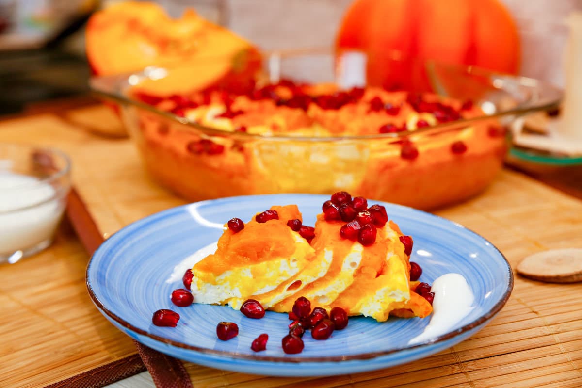 Zarter Quarkauflauf mit Kürbis und Granatapfelkerne aus dem Ofen