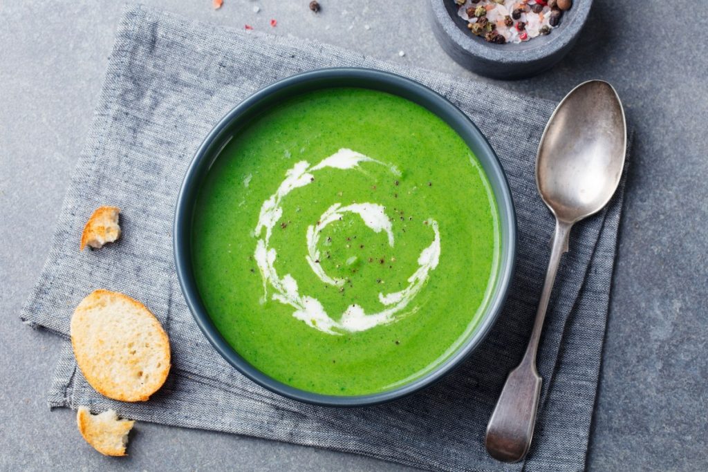 Zucchinicremesuppe mit Minze und grünen Erbsen