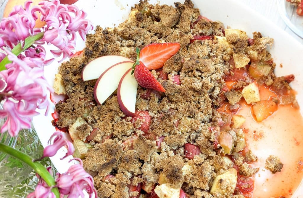 Fruchtiger Apple Crumble mit Erdbeeren und Rhabarber