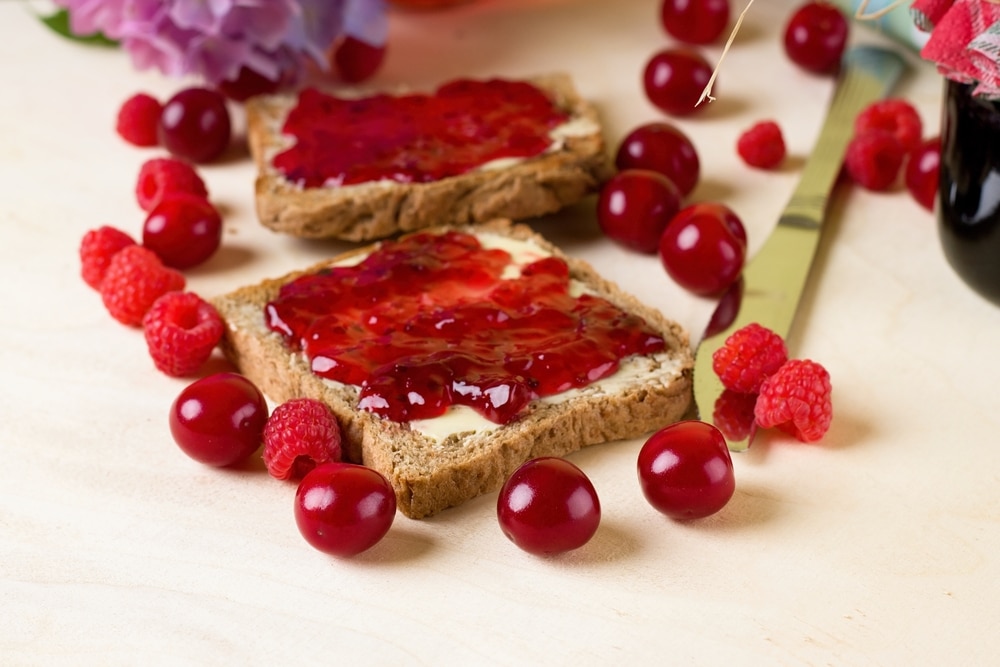 Exotische Kirschmarmelade mit Himbeeren und Kokos