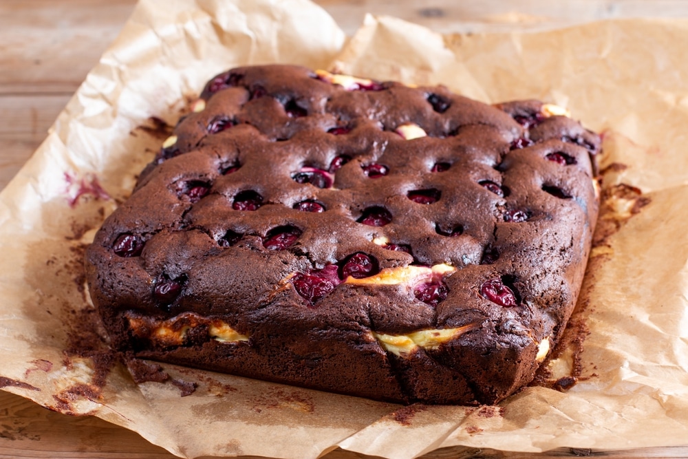 Saftiger Schokoladenkuchen mit Quark und Kirschen