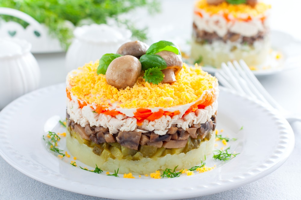 Schichtsalat mit Hähnchen, Gemüse und Champignons