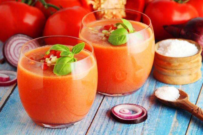 Gazpacho mit Tomaten, Gurken und Paprika – Kalte Gemüsesuppe