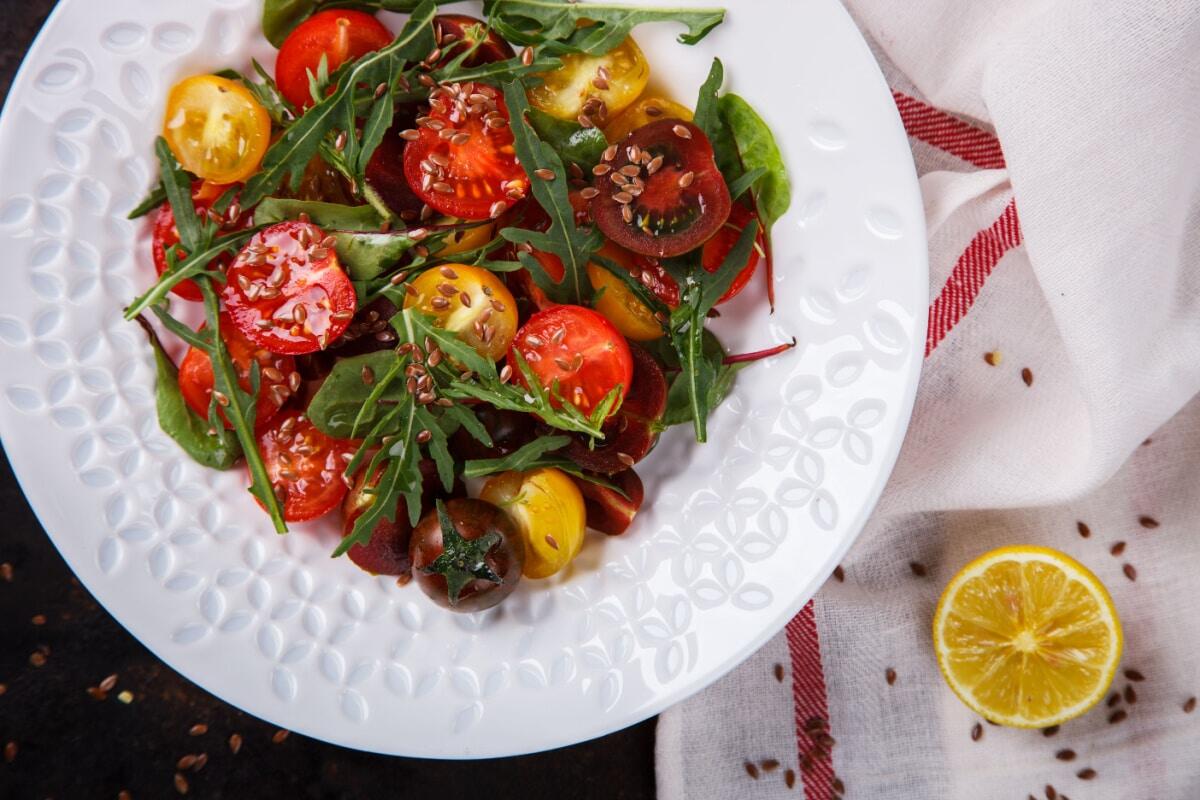 Tomatensalat mit Rucola und Balsamico-Dressing Vielseitiger Begleiter