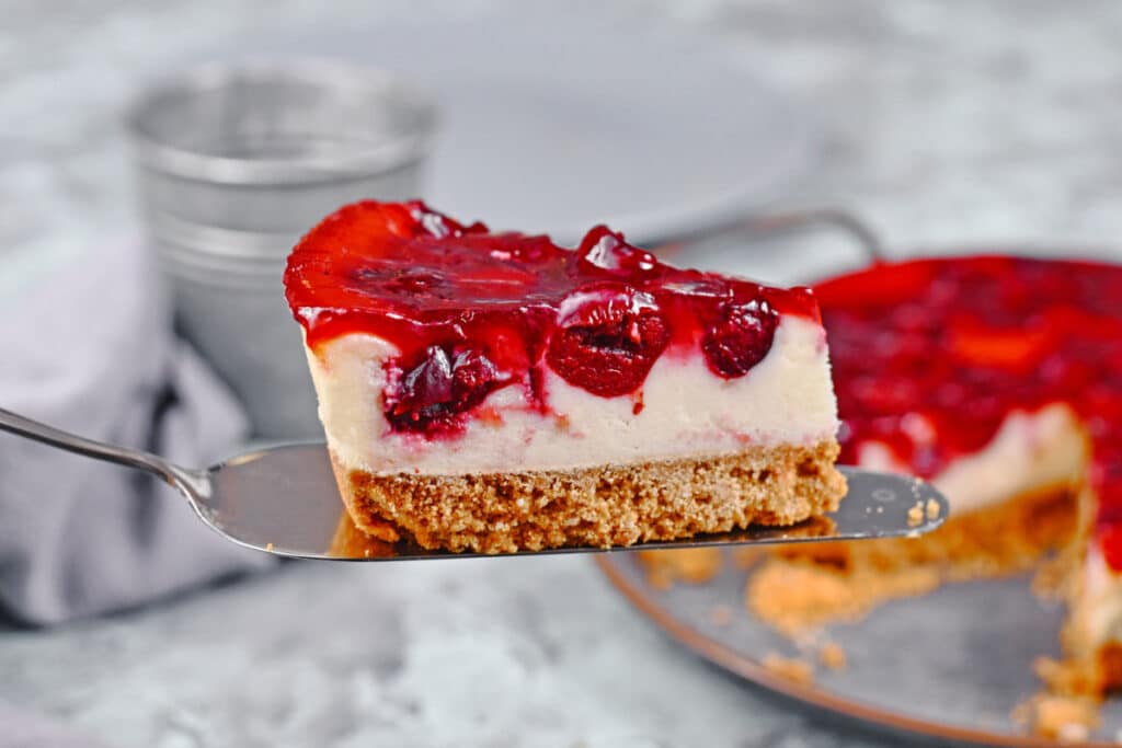 Ein Stück Sommer Kirsch-Käsekuchen mit Keksboden