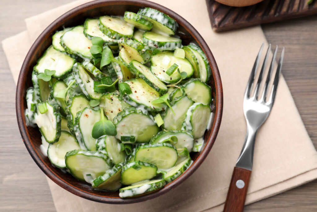 Geschmackliche Frische Einfacher Gurkensalat Mit Saurer Sahne