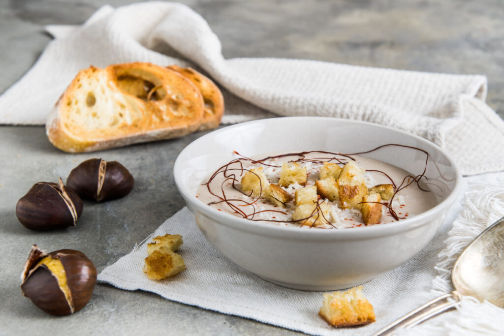 Cremig nussige Maronensuppe mit Croutons