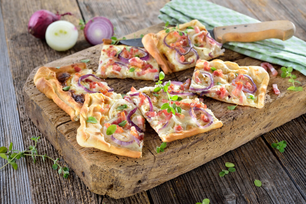 Flammkuchen mit Roten Zwiebeln und Speck