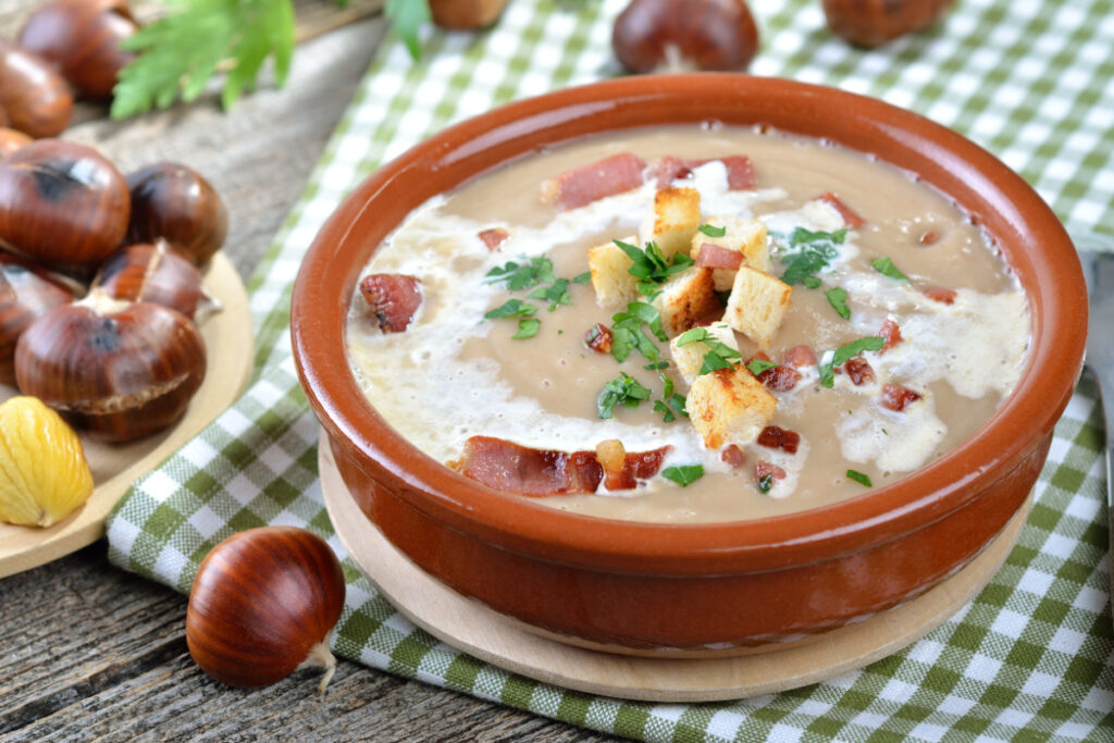 Herbstliche Maronensuppe mit Speck-Crunch